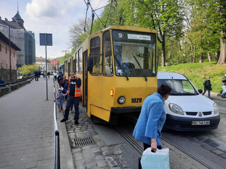 У центрі Львова зіткнулися трамвай і авт…