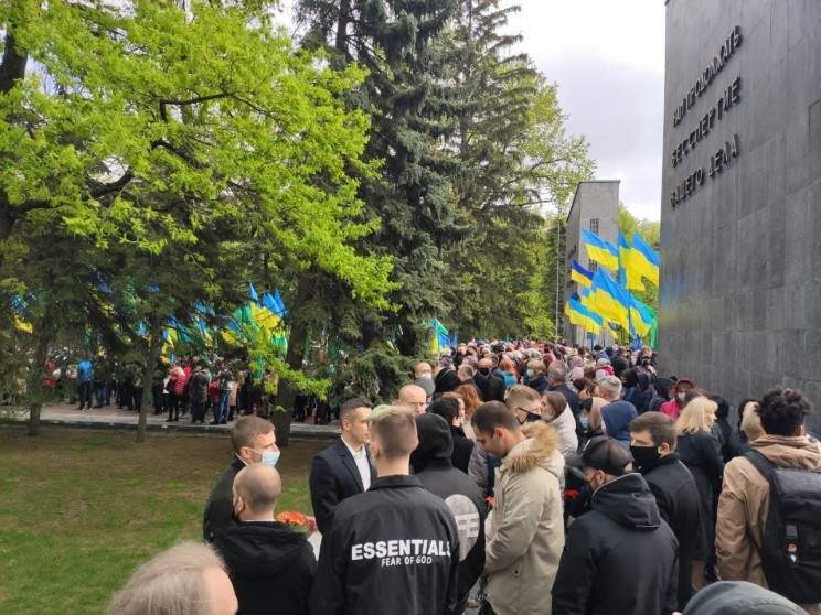 В Харькове тысячи людей пришли на Мемори…