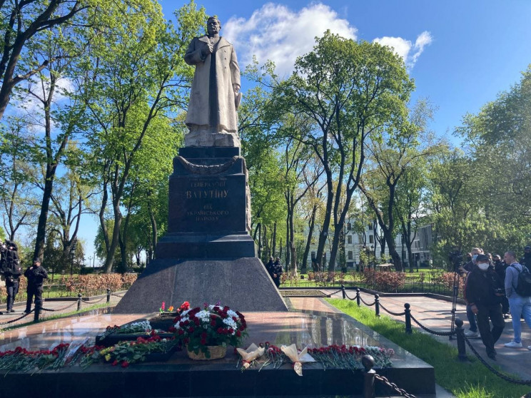 Біля пам'ятника Ватутіну в Києві організ…