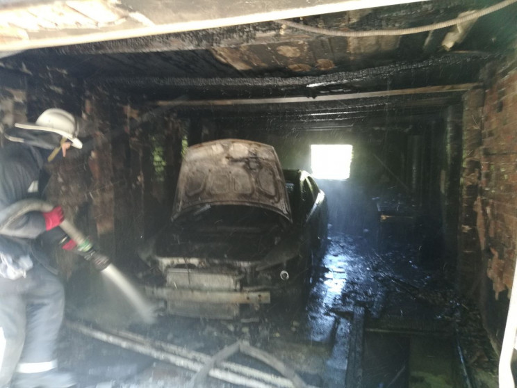В Харькове загорелись гаражи, владельца…