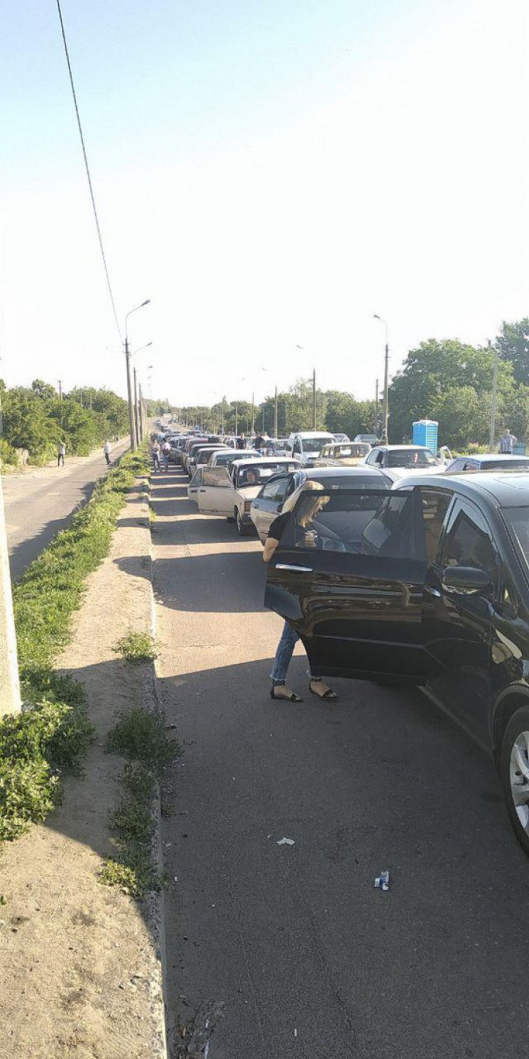 Черги на блокпостах бойовиків: Люди непр…