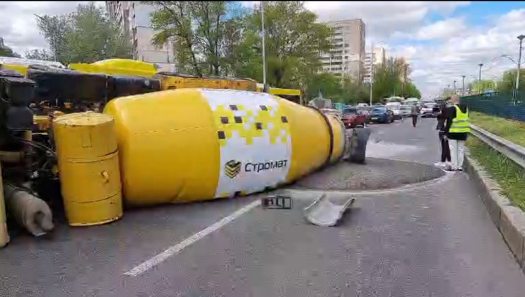 У Києві п'яний водій перекинув бетоновоз…