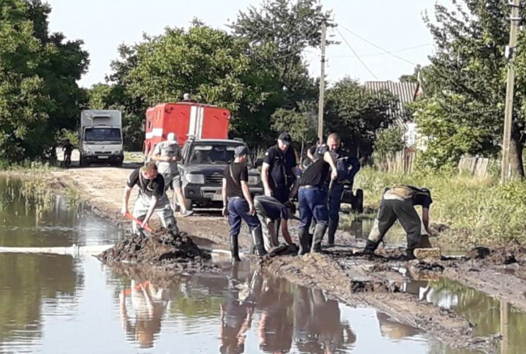 На Херсонщині десятки подвір'їв залишают…