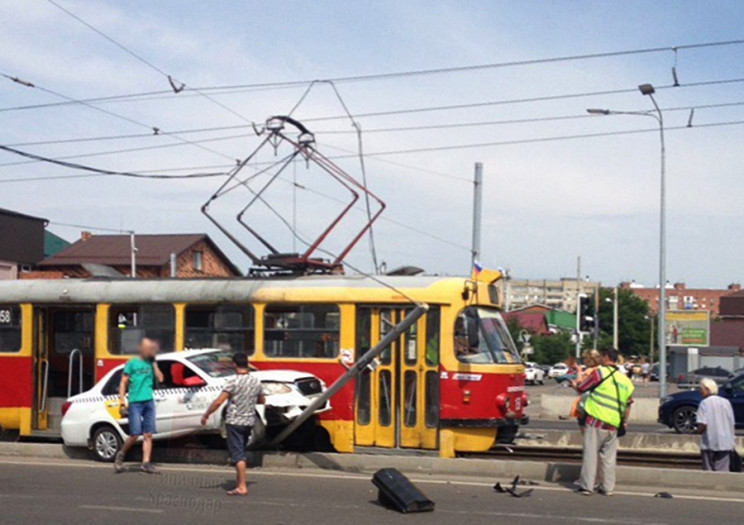 В Краснодарі таксі протаранило трамвай…
