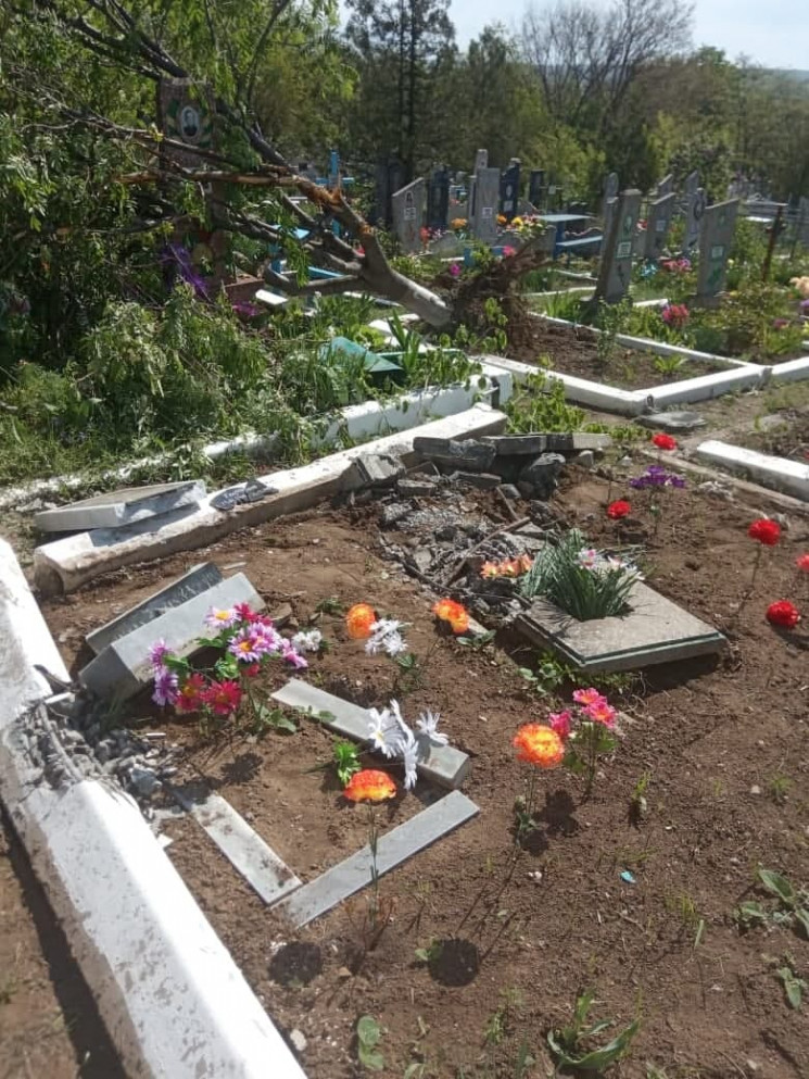 На Луганщине оккупанты разрушили кладбищ…