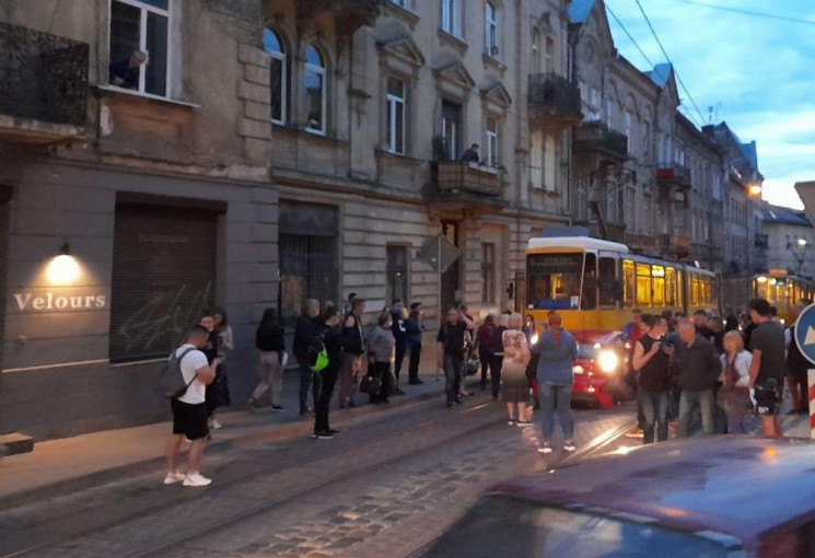 У центрі Львова трамваї розчавили автомо…