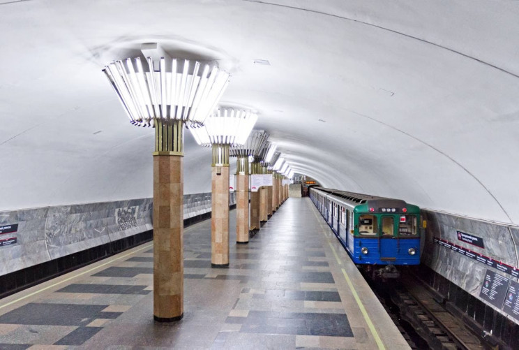 В Харькове на колеи метрополитена упал ч…