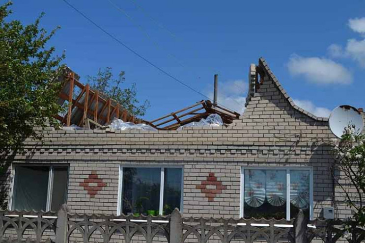 Непогода повредила сотни зданий в Херсон…
