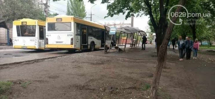В Маріуполі водій автобуса зніс зупинку:…