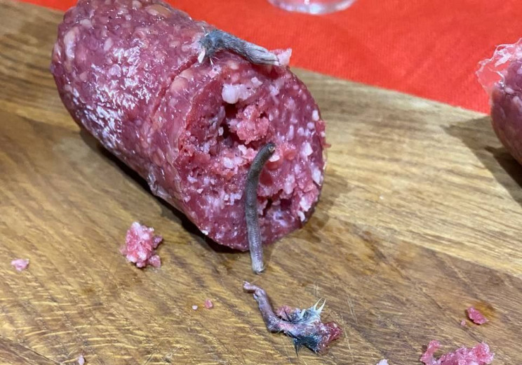 В Житомире нашли в колбасе куски крысы:…