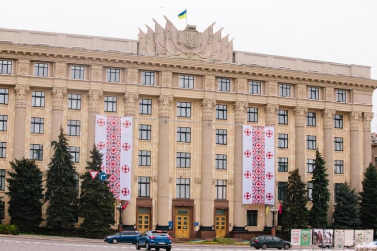 В Харькове здание ОГА украсили 13-метров…
