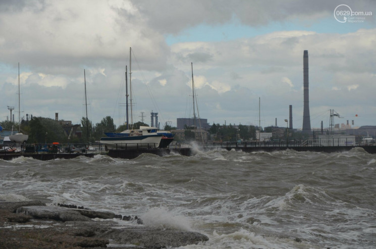 В Маріуполі вирує шторм: Містяни фотогра…
