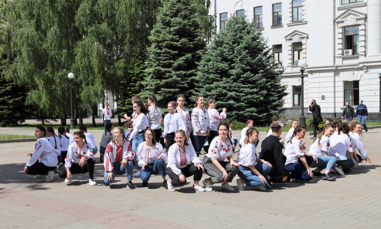 В центре Днепра устроили массовые танцы…