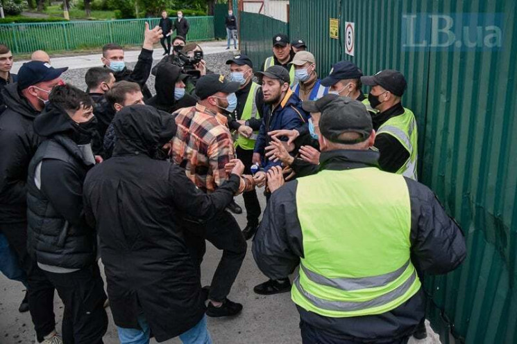 У Києві протест проти забудови озера Вир…