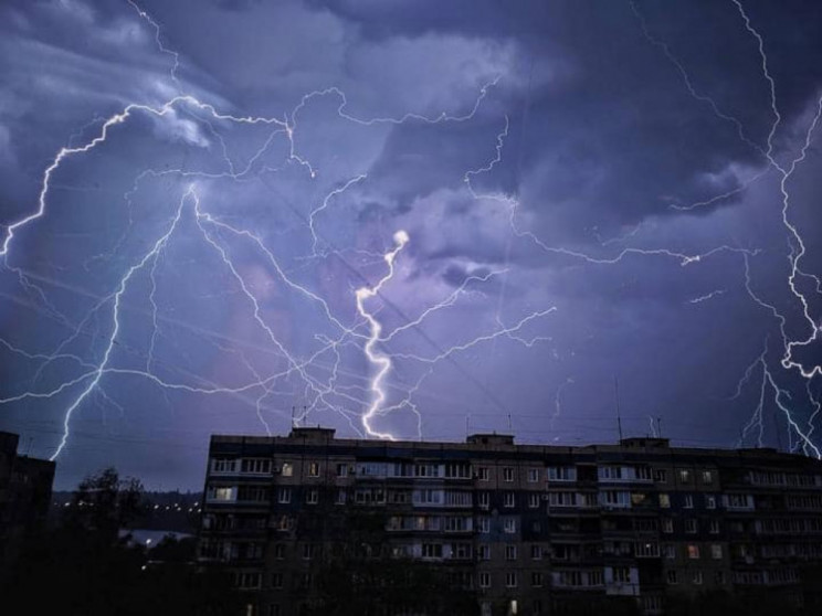 На Дніпропетровщині блискавка уразила дв…