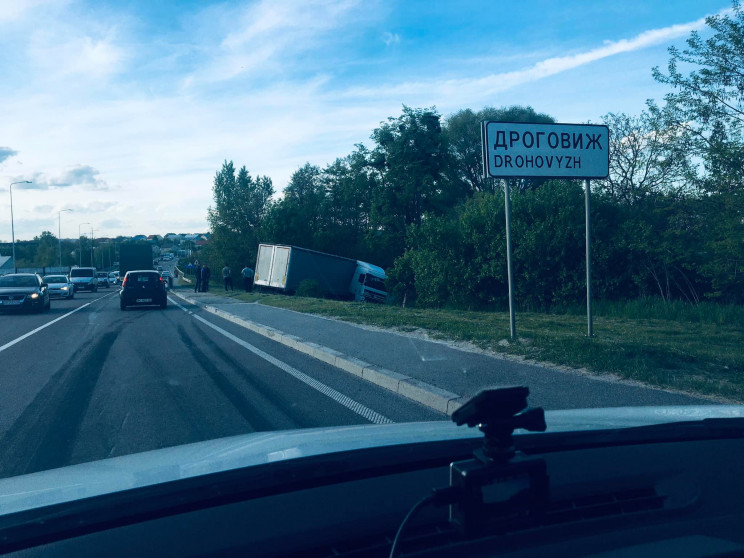Біля Миколаєва вантажівка злетіла з трас…