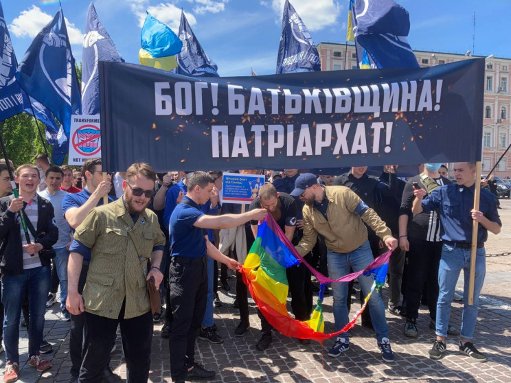 В центре Киева сожгли ЛГБТ-флаг под возг…
