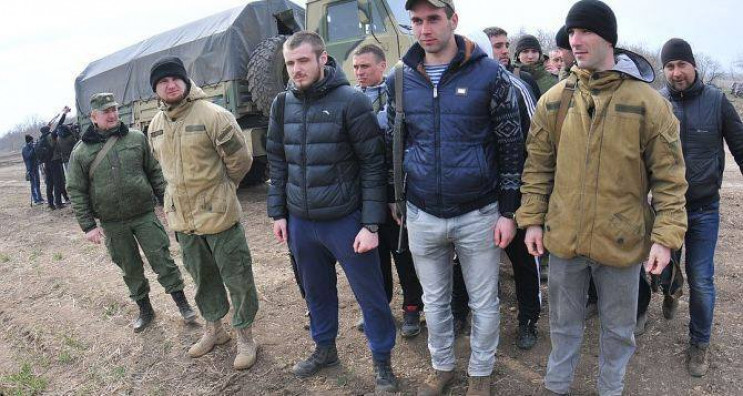 В "ДНР" бойовики на блокпостах "кошмарят…