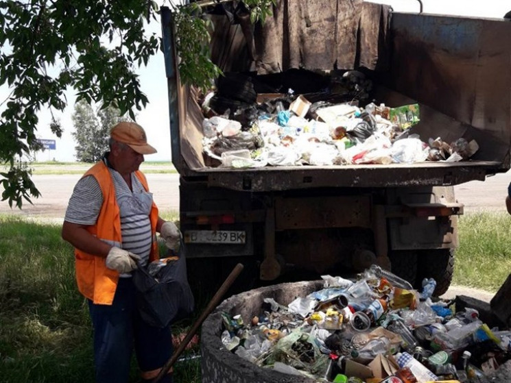 Дорожники Полтавщины вывозят кучи мусора…