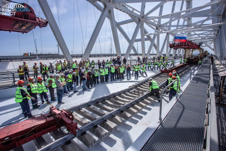 На Кримському мосту окупантів уклали пер…