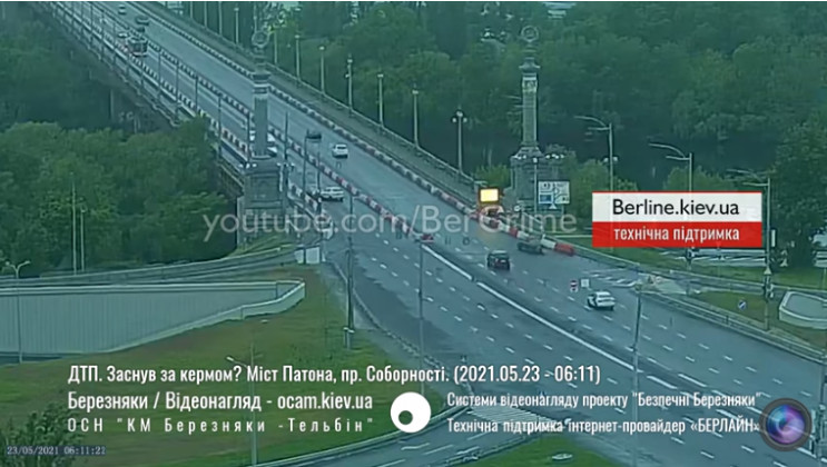 На мосту Патона у Києві позашляховик вил…