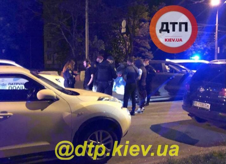 У Києві іноземці влаштували ДТП, стрілян…