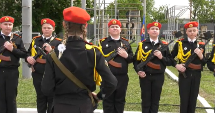 В "ЛНР" показали дітей з автоматами, які…