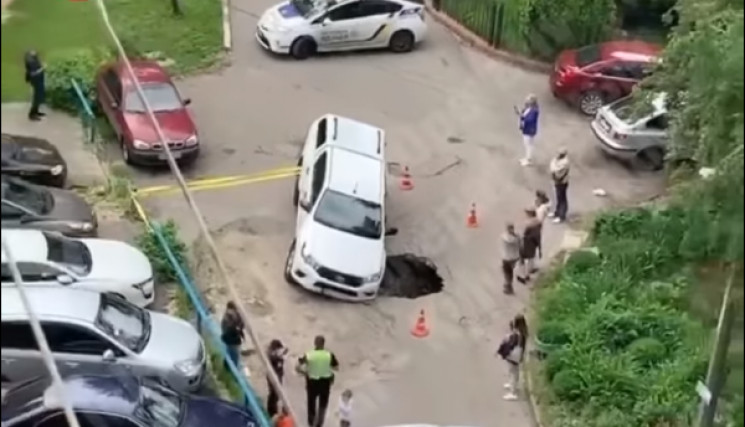 У Києві позашляховик провалився під земл…