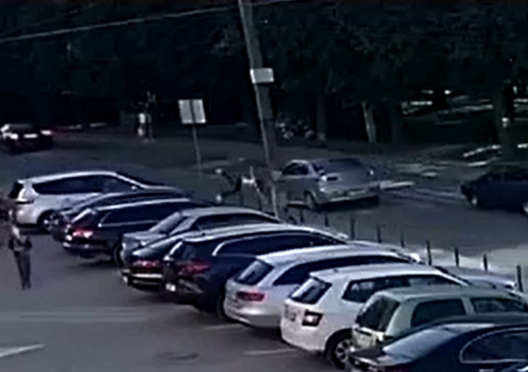У Львові автомобіль одночасно збив двох…