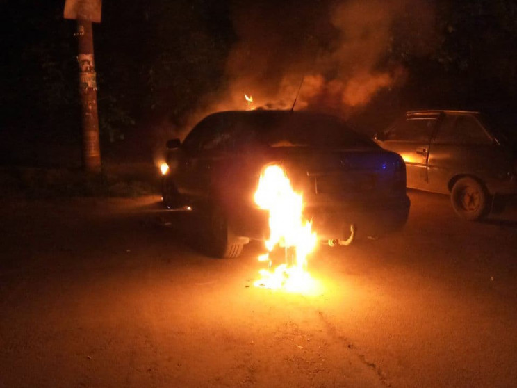 В Запорожье ночью горел автомобиль "Шкод…