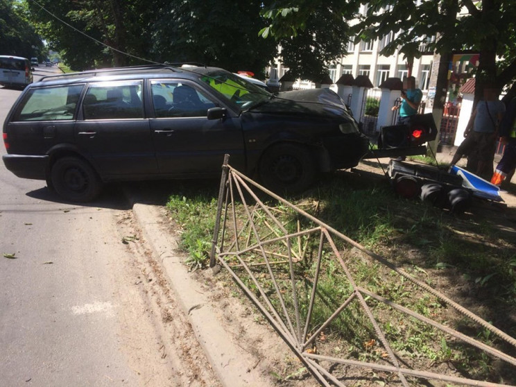 У Хмельницькому горе-водій "зніс" світло…