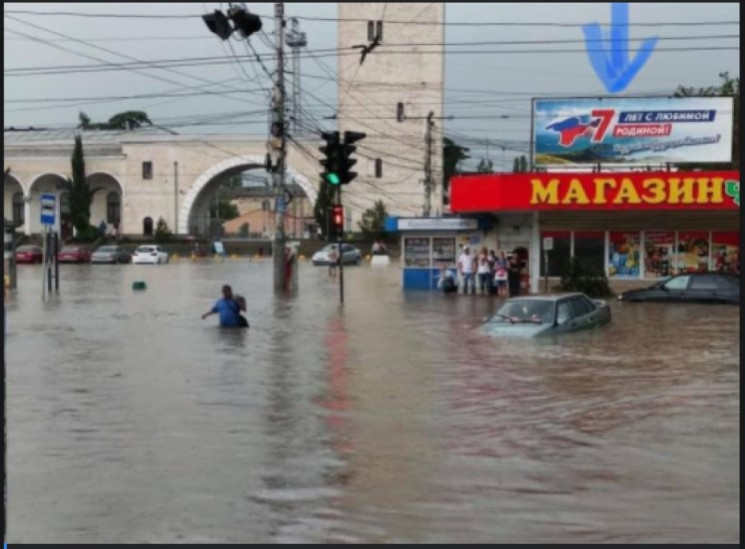 Окупований Крим затопило, автівки плаваю…