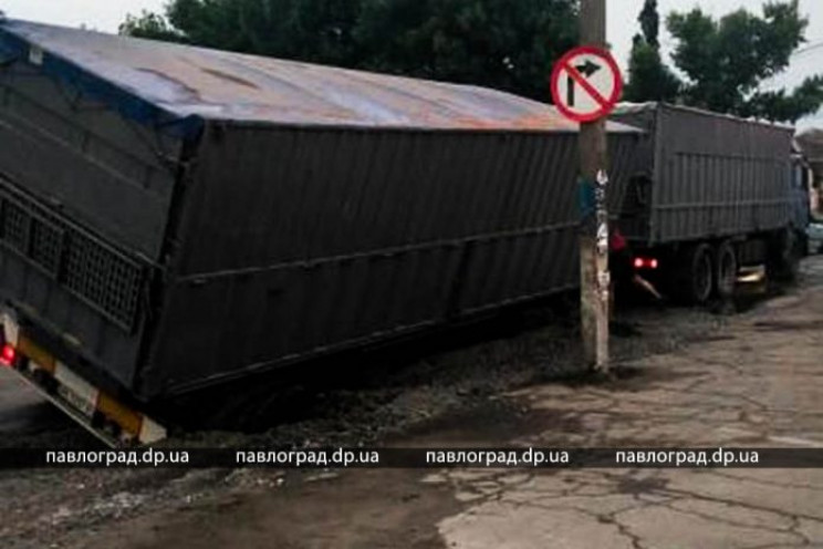 На Днепропетровщине грузовик провалился…