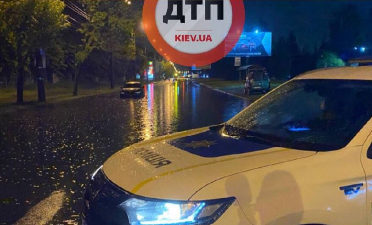 У Києві авто "потонуло" через зливу (ФОТ…