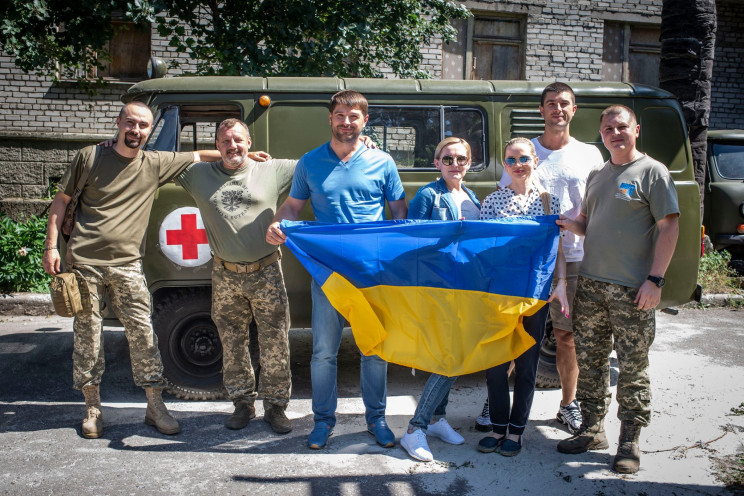 Волонтери подарували автівки бригаді з Д…