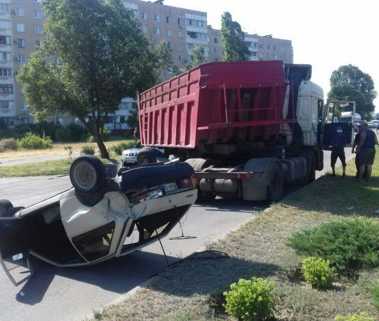 У Запоріжжі фура перекинула "Таврію"…