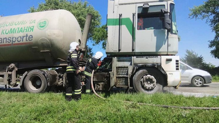 Посеред дороги на Хмельниччині загорілас…