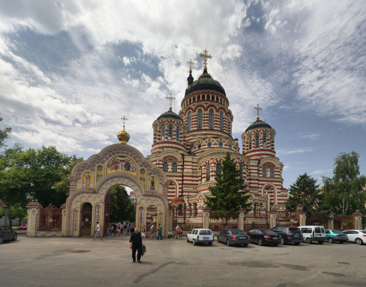 У Харкові хресна хода Московського патрі…