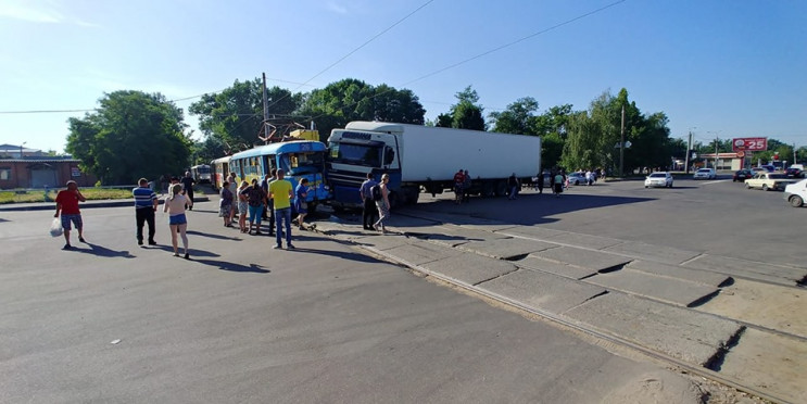 В Харькове врезались трамвай и большегру…