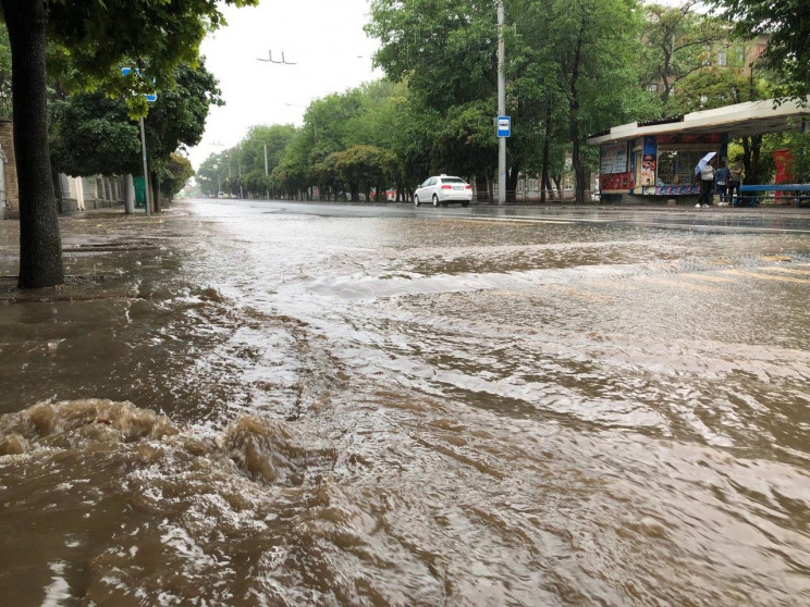 Ливень в Донецке: Улицы затопило, асфаль ...
