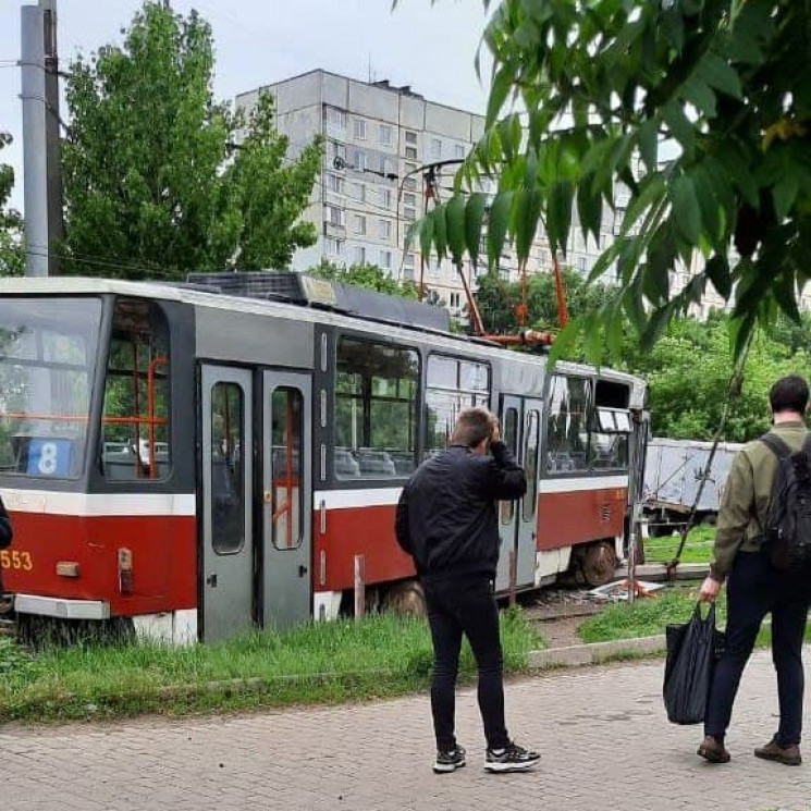 В Харькове трамвай слетел с рельс и слом…