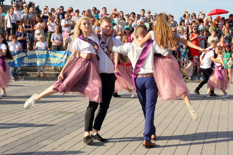 На набережній Дніпра випускники змагалис…