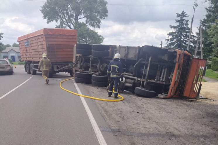 На Харківщині перекинулася вантажівка, щ…