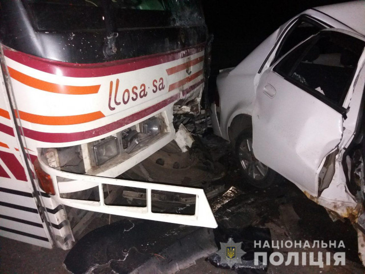 На Харківщині легковик зіткнувся з автоб…