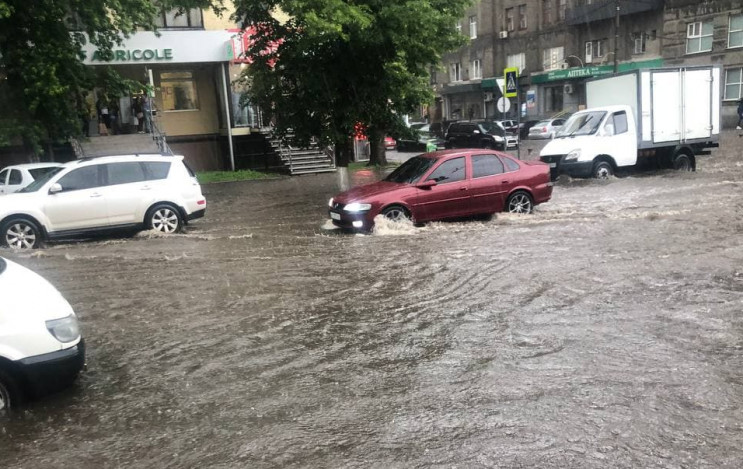 Ливень с градом подтопил улицы Харькова:…