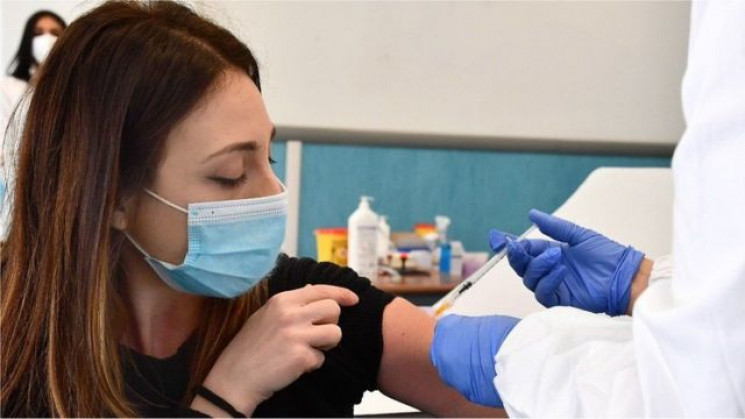 В Украине от коронавируса вакцинировали…