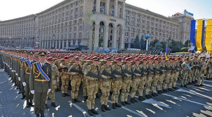 Военный парад, самолеты и салют из артил…