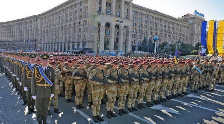 Військовий парад, літаки та салют з арти…