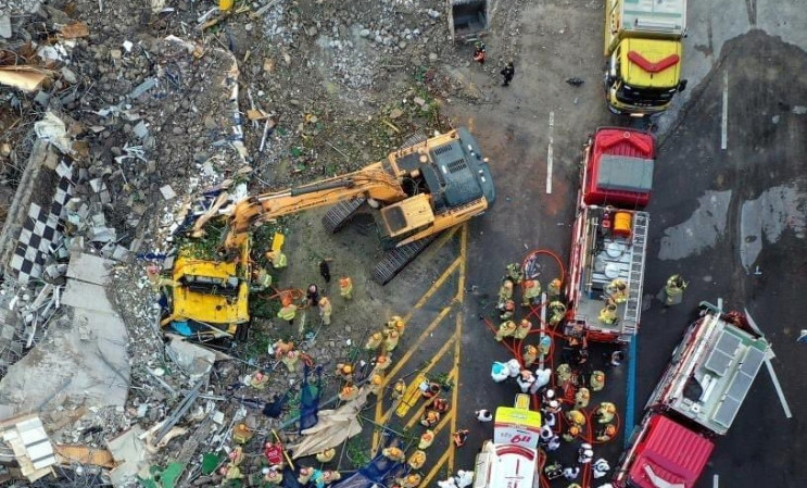 В Южной Корее пятиэтажный дом рухнул на…