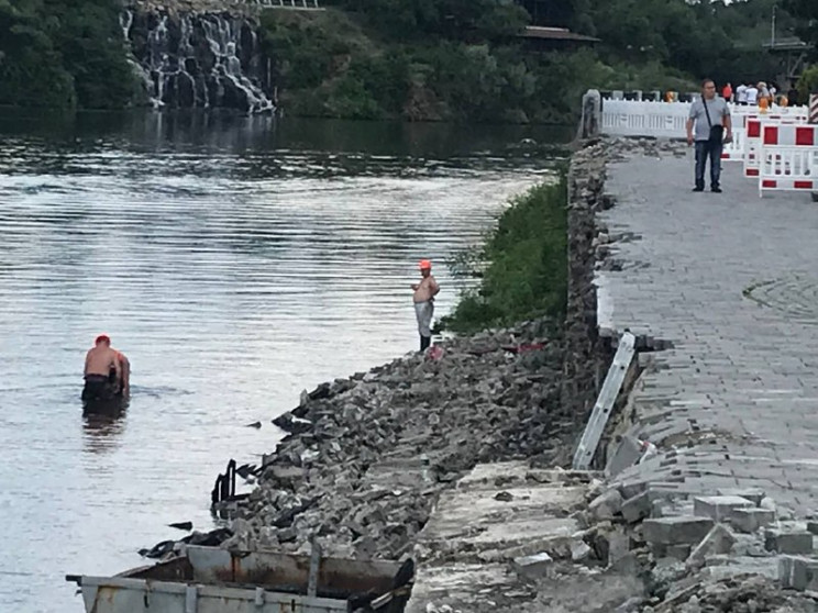 У Дніпрі напівголі чоловіки виловлюють з…